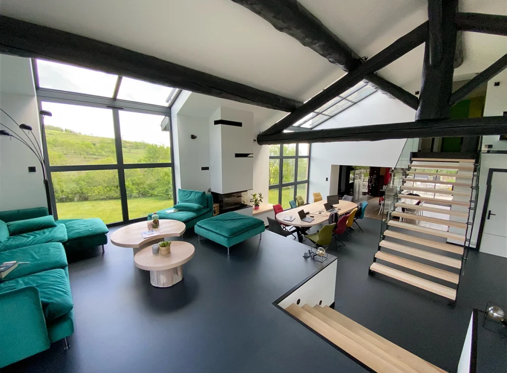 Résine décorative autolissante anthracite pour un salon/salle à manger.