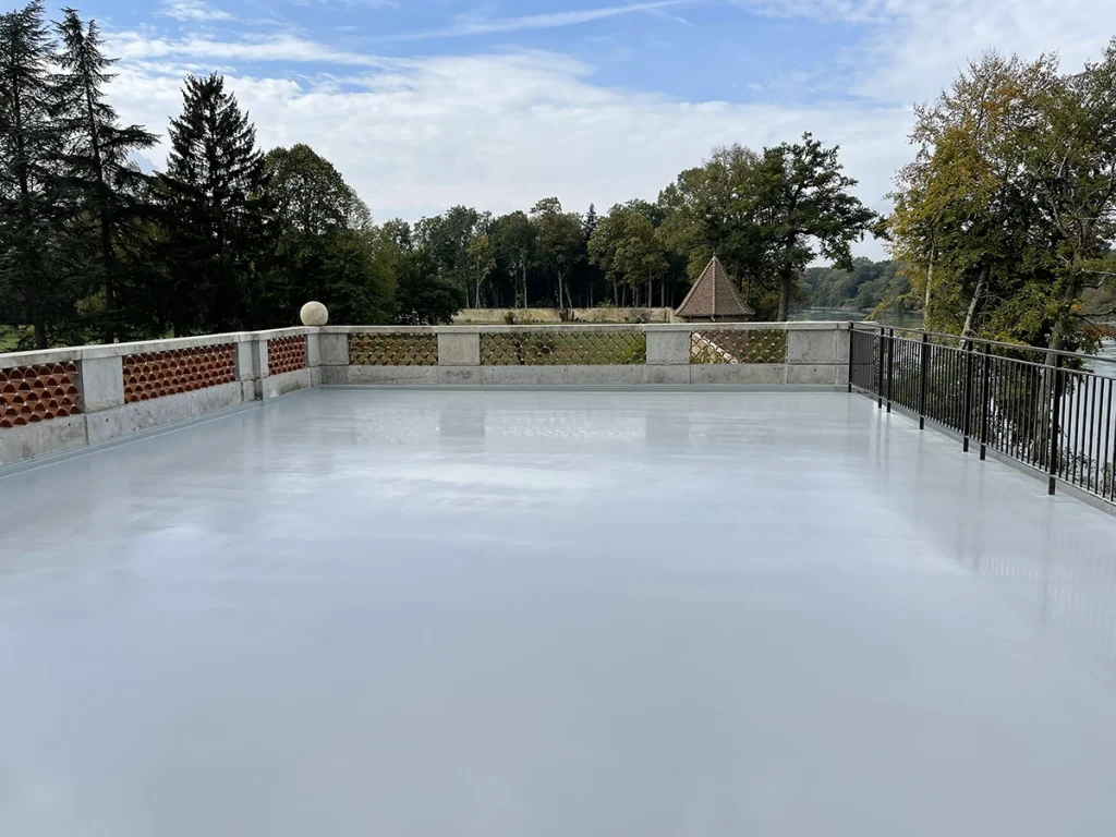 Étanchéité liquide pour une toiture-terrasse.