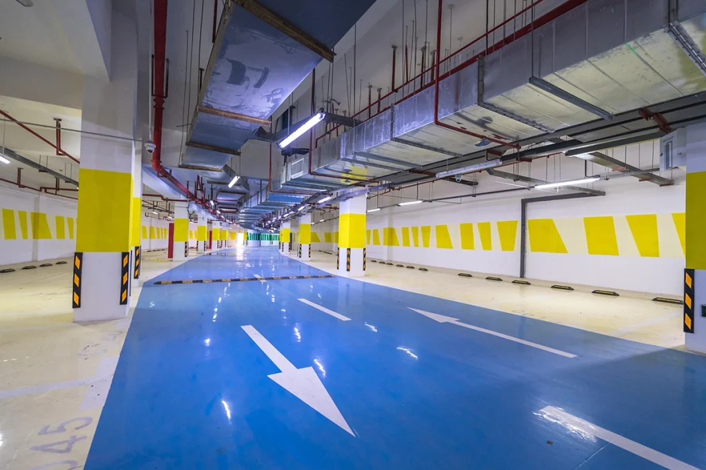 Résine de sol industrielle pour un parking souterrain avec marquage au sol sécuritaire